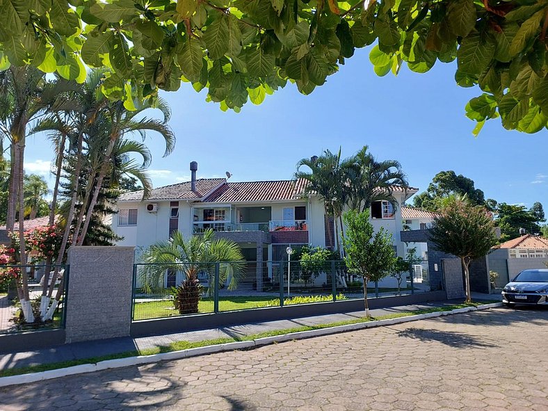 Apto c/ piscina a 600m da Praia de Canasvieiras