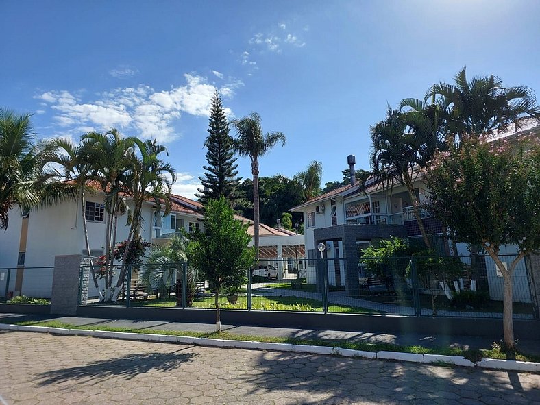 Apto c/ piscina a 600m da Praia de Canasvieiras